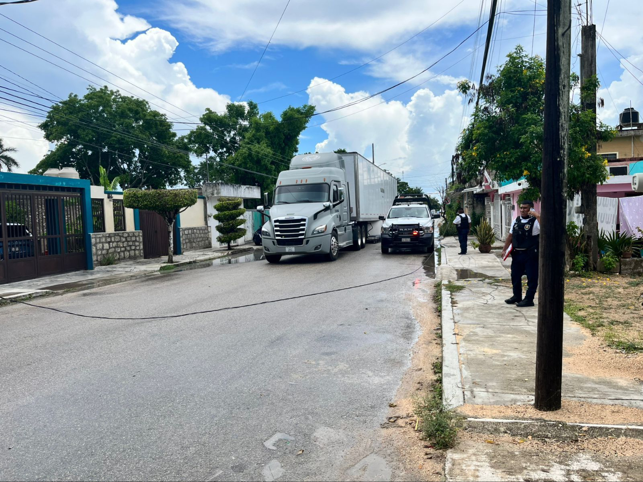 En la colonia Jesús Martínez Ross un tráiler derribó unos cables, dejando sin luz a vecinos En la colonia Jesús Martínez Ross un tráiler derribó unos cables, dejando sin luz a vecinos
