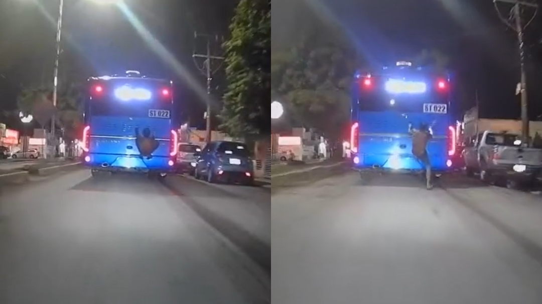 Hombre viaja colgado detrás de un Va y Ven en Mérida