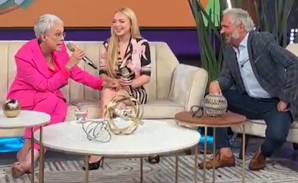 La famosa actriz tuvo un entrañable momento junto al conductor Arath de la Torre La famosa actriz tuvo un entrañable momento junto al conductor Arath de la Torre