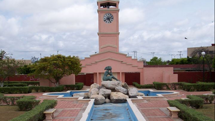 Originalmente ubicada en el Parque de la Novia del Mar, fue trasladada en 2004 al malecón como parte de un proyecto turístico.