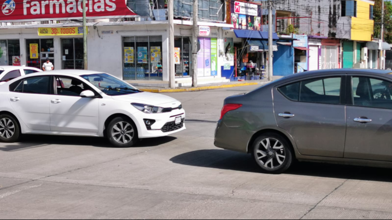 Choque por alcance deja daños materiales y afecta el tránsito en la colonia Renovación
