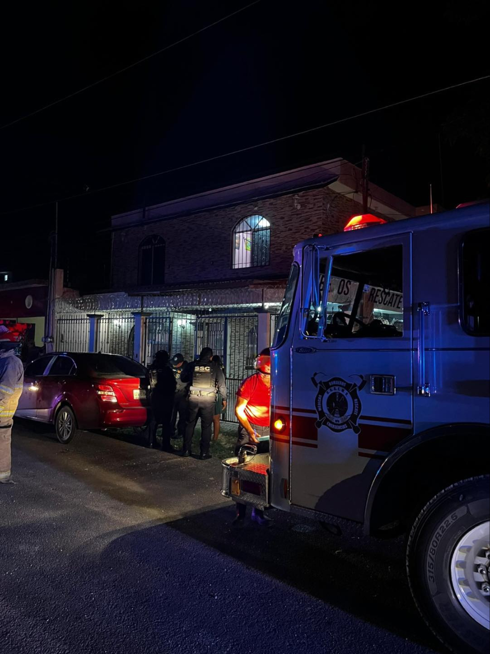 Elementos policiacos y bomberos acudieron para atender el llamado de emergencia. Elementos policiacos y bomberos acudieron para atender el llamado de emergencia.