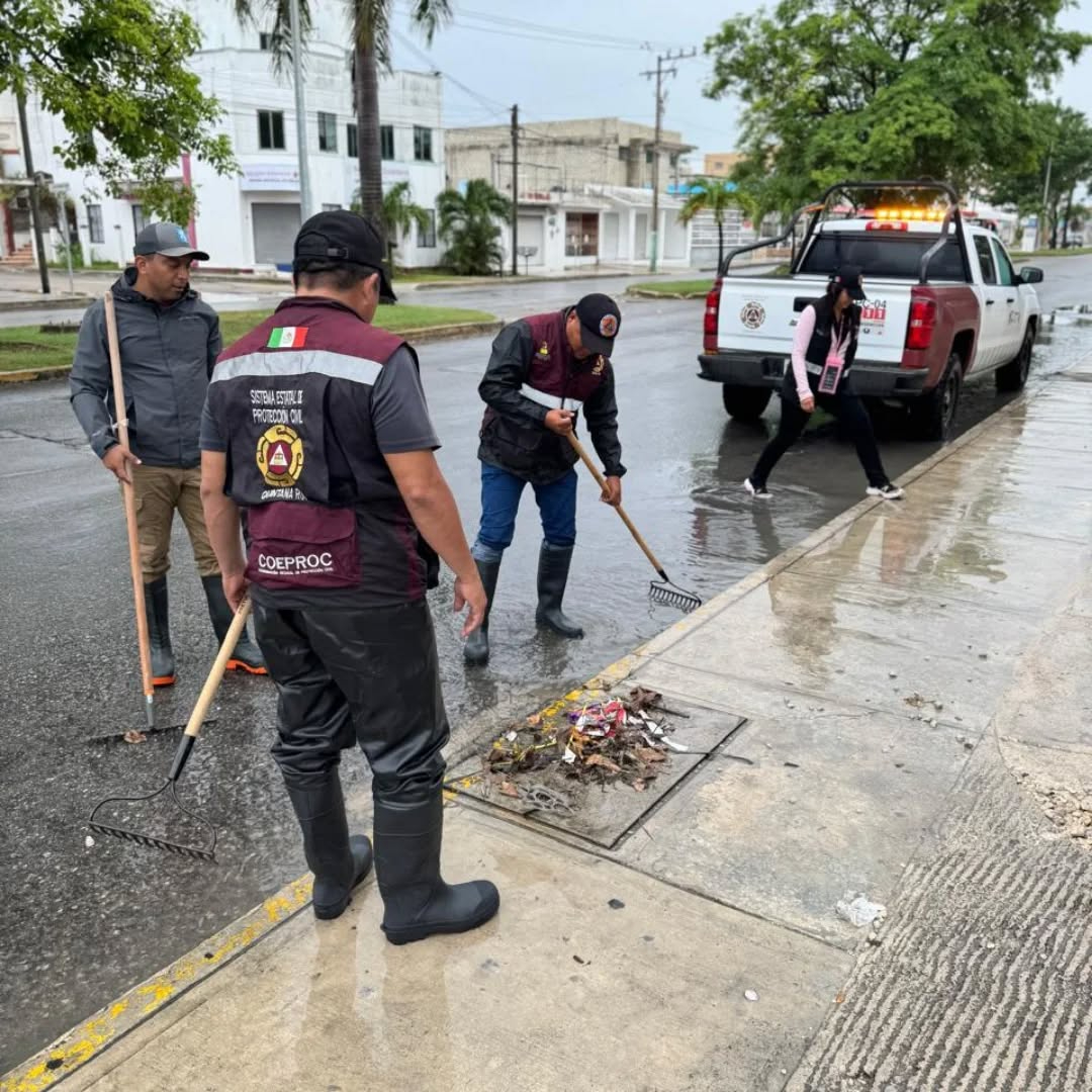 Los brigadistas limpiaron las coladeras y recogieron desechos.