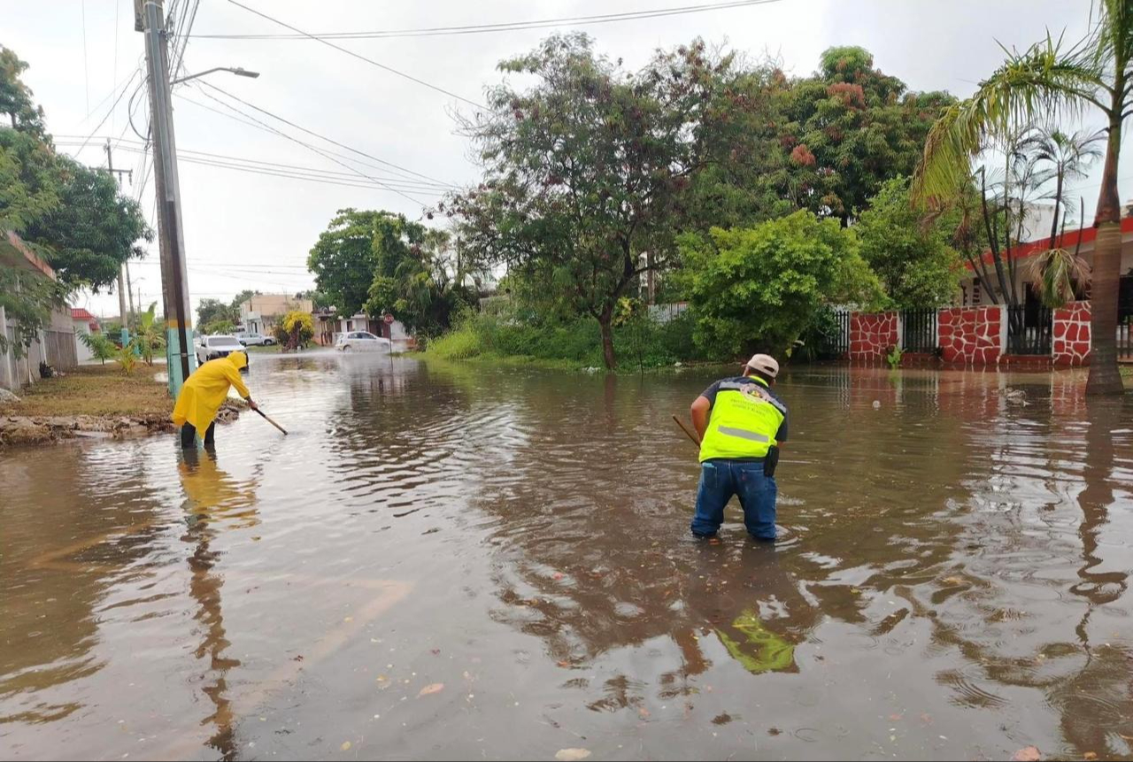 Los elementos de la brigada han trabajado para resolver el problema de las inundaciones. Los elementos de la brigada han trabajado para resolver el problema de las inundaciones.