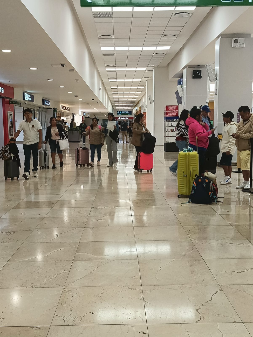 Otros vuelos como el 7283 de Viva Aerobús y el 4290 de la misma aerolínea también registraron retrasos o llegadas adelantadas