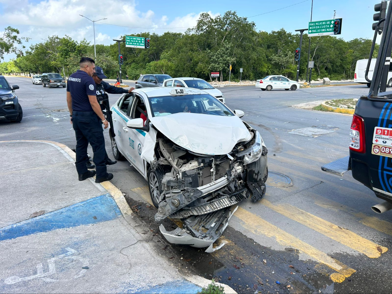 Patrulla municipal ocasiona accidente en Playa del Carmen; reportan lesionados