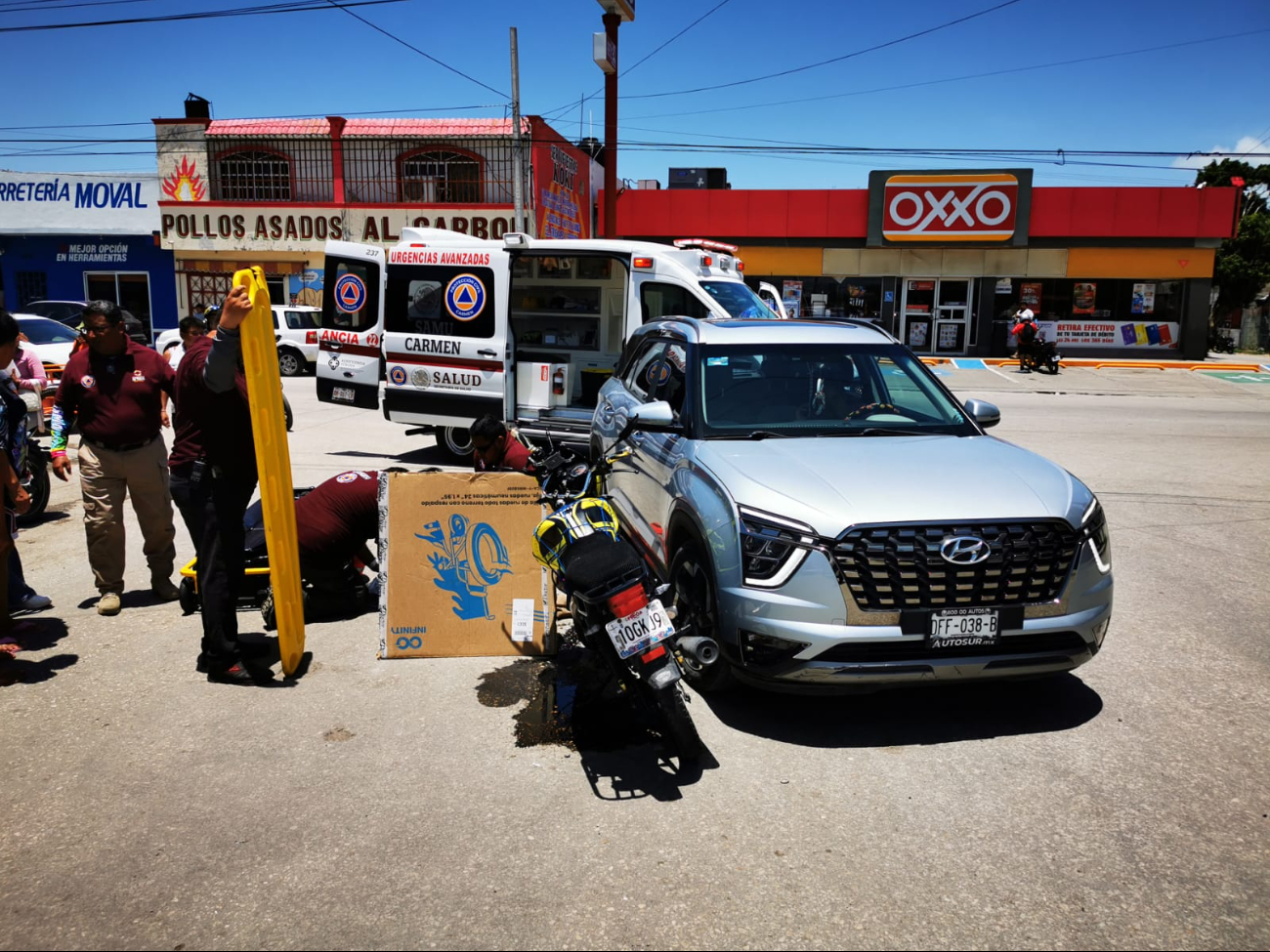 Motociclista sufre graves lesiones tras ser arrollado por camioneta en ciudad del Carmen