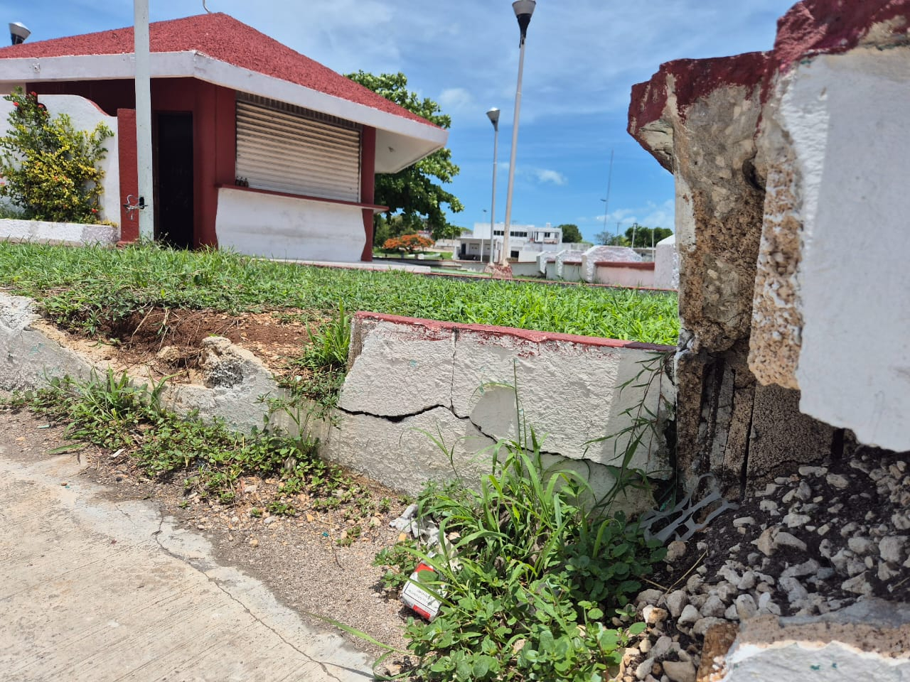 Kiosco costero de Champotón, convertido en cantina al aire libre por falta de vigilancia
