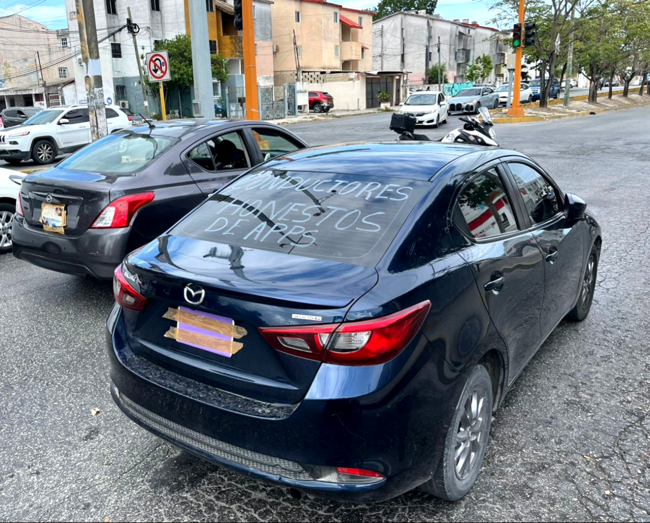 La avenida Nichupté fue cerrada por operadores, quienes cubrieron sus placas por temor a ser atacados por grupos delictivos La avenida Nichupté fue cerrada por operadores, quienes cubrieron sus placas por temor a ser atacados por grupos delictivos