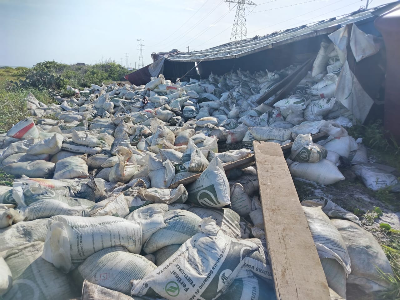 Tráiler cargado con sal vuelca en la Sabancuy–Isla Aguada