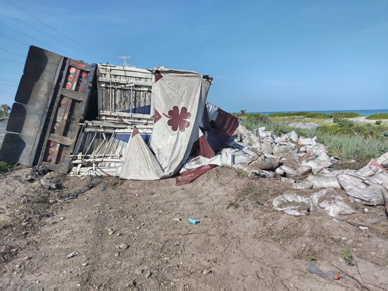 Vehículo provoca volcadura de tractocamión; cierre parcial en carretera federal Vehículo provoca volcadura de tractocamión; cierre parcial en carretera federal