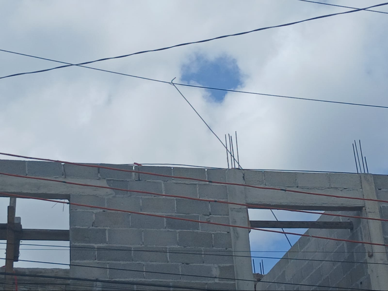 Albañil de Escárcega sufre descarga eléctrica en obra; trasladado al hospital