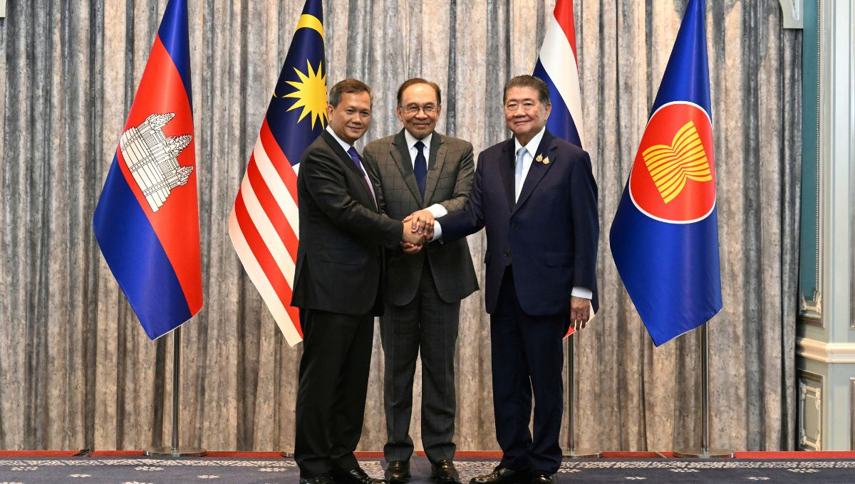Anwar Ibrahim, primer ministro de Malasia (centro), Hun Manet, primer ministro de Camboya (izquierda) y Phumtham Wechayachai, primer ministro interino de Tailandia (derecha) Anwar Ibrahim, primer ministro de Malasia (centro), Hun Manet, primer ministro de Camboya (izquierda) y Phumtham Wechayachai, primer ministro interino de Tailandia (derecha)