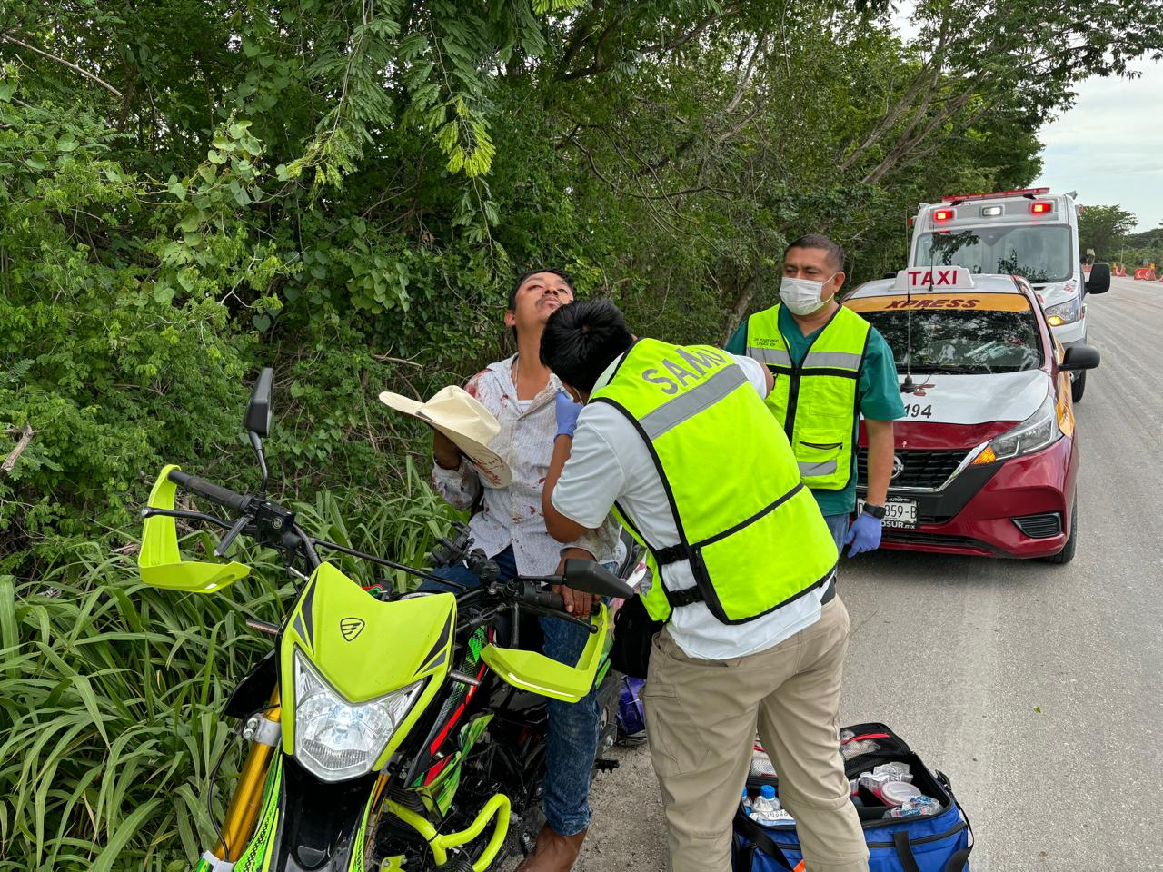 Motocicleta derrapa en Silvituc-Jobal, Escárcega: dos hombres heridos