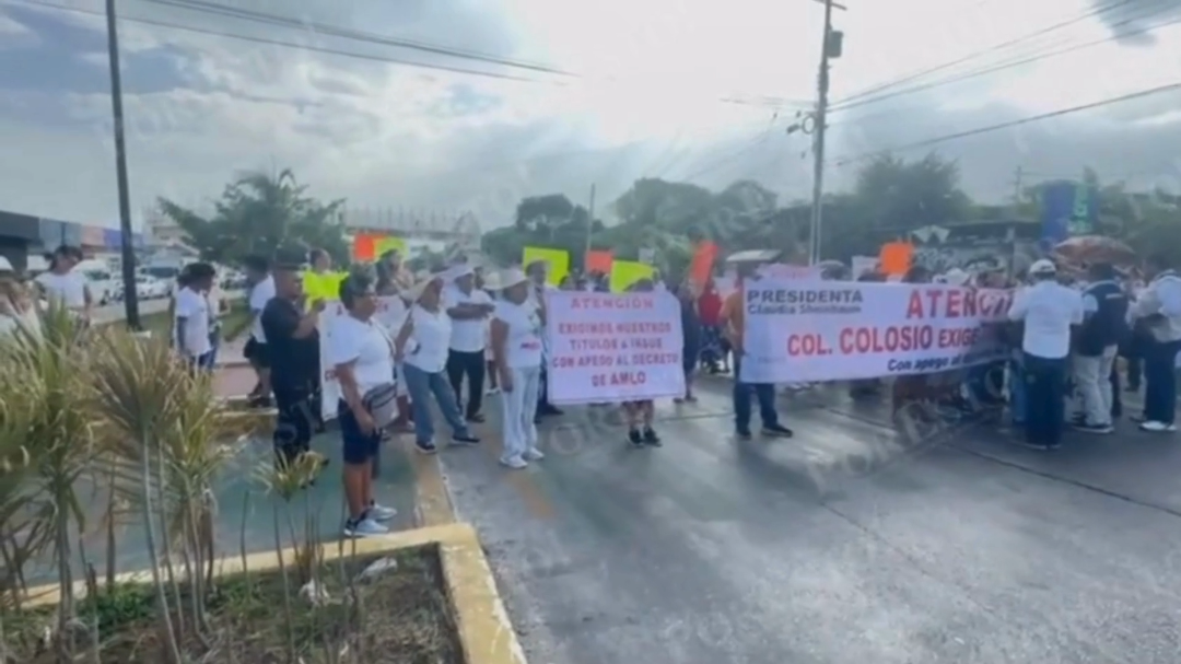 Habitantes de la colonia Colosio bloquean la carretera federal; exigen títulos de propiedad Habitantes de la colonia Colosio bloquean la carretera federal; exigen títulos de propiedad