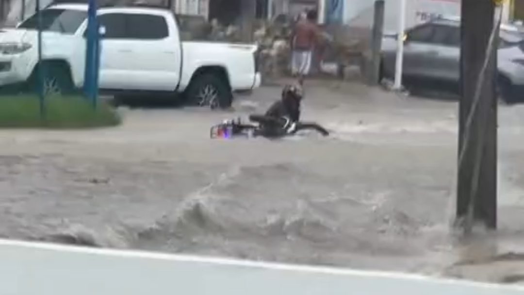 La imprudencia y la lluvia generan accidentes en calles inundadas de Campeche La imprudencia y la lluvia generan accidentes en calles inundadas de Campeche