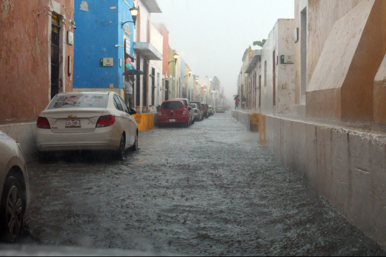 Motociclista es arrastrado por corriente tras intensa lluvia en Campeche