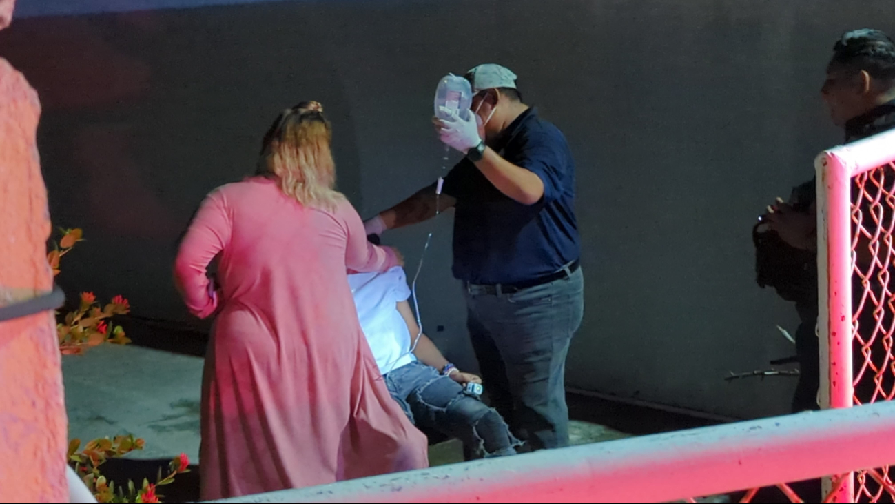 Los paramédicos le brindaron atención prehospitalaria al joven.