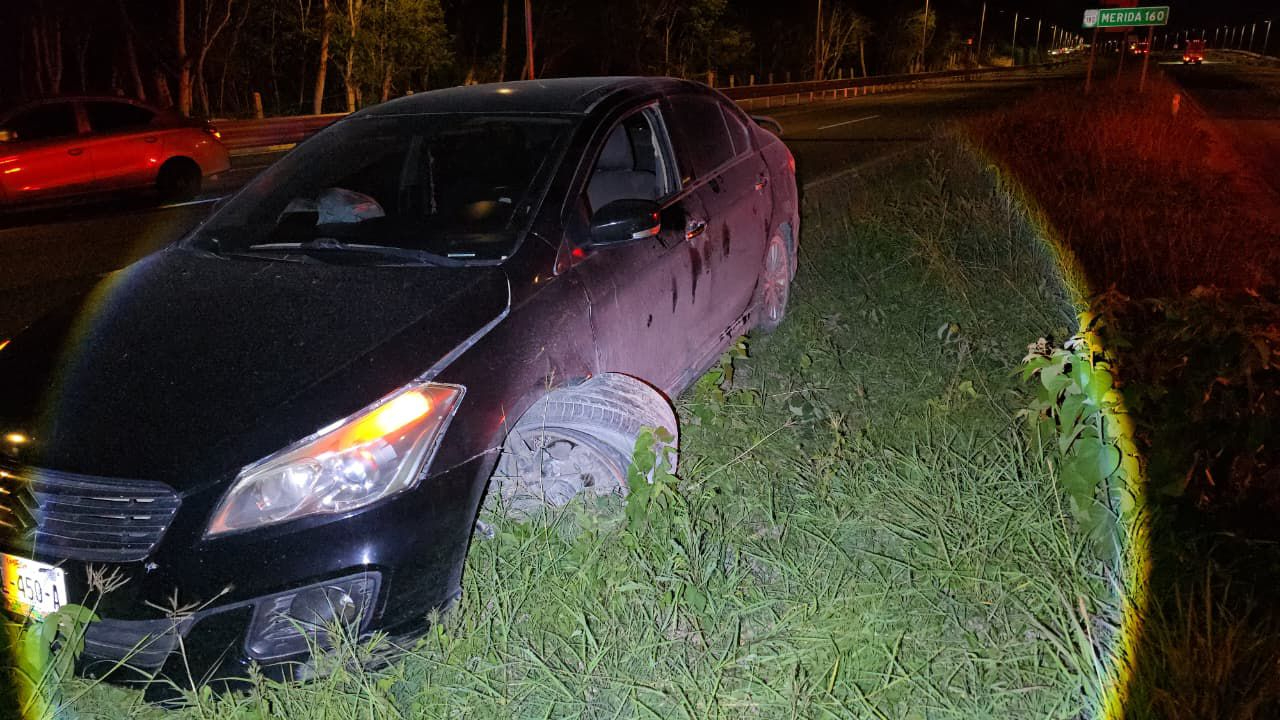 Conductora se duerme al volante y choca contra camellón en periférico de Campeche