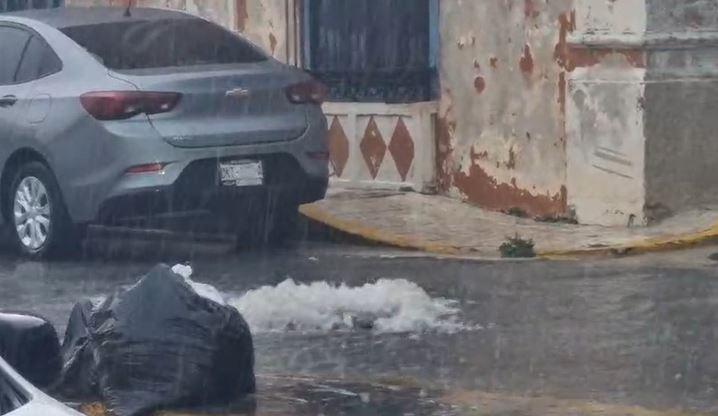 Fuerte lluvia y tormenta eléctrica azotan Campeche por el paso de la Onda Tropical 16