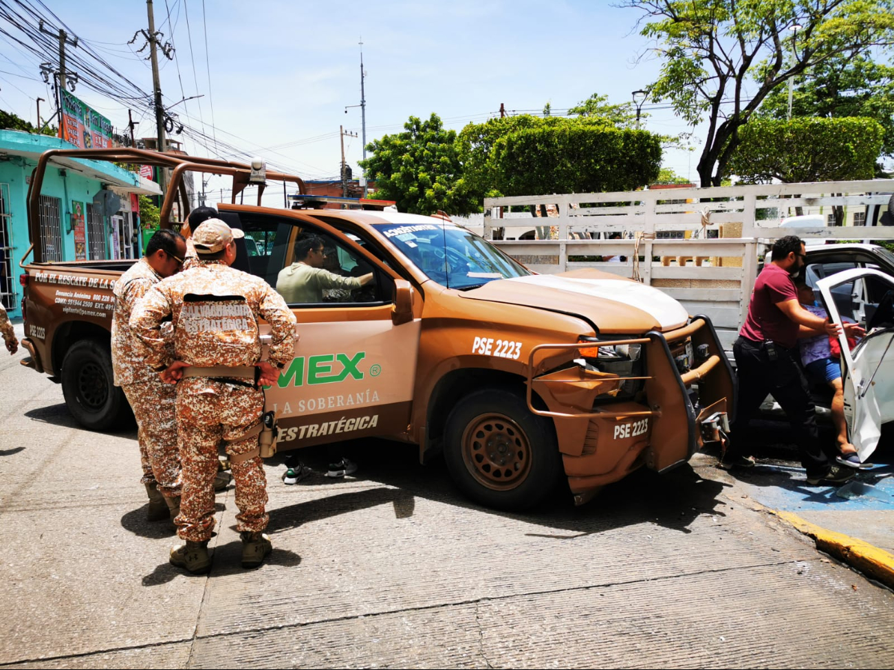 Un aparatoso choque ocurrió en la colonia Cuauhtémoc cuando una camioneta de seguridad de Pemex colisionó contra un vehículo particular, dejando dos personas lesionadas