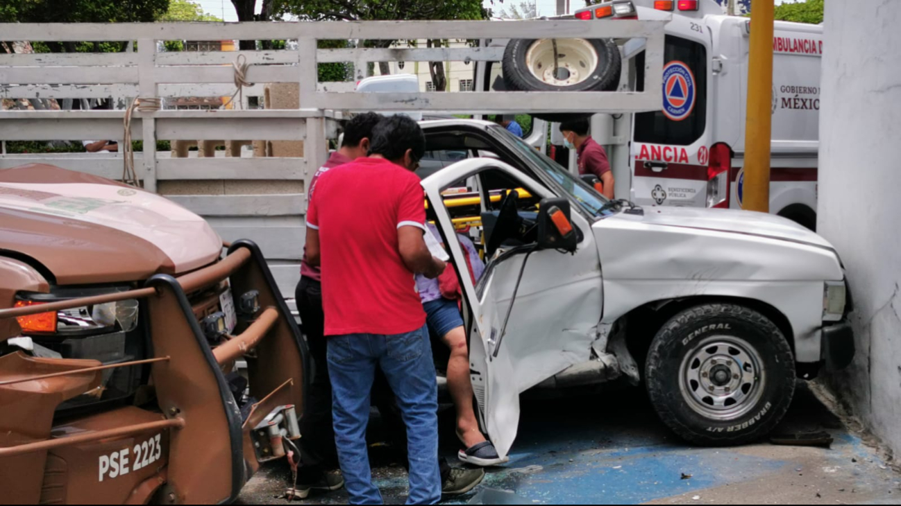 Una mujer resultó con dolores cervicales y contusiones, siendo trasladada al hospital, mientras que el copiloto de la camioneta de Pemex sufrió un golpe en la cabeza Una mujer resultó con dolores cervicales y contusiones, siendo trasladada al hospital, mientras que el copiloto de la camioneta de Pemex sufrió un golpe en la cabeza