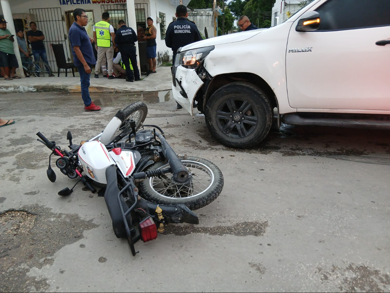 Joven de 18 años se estrella en moto contra camioneta en Escárcega; resulta con heridas leves