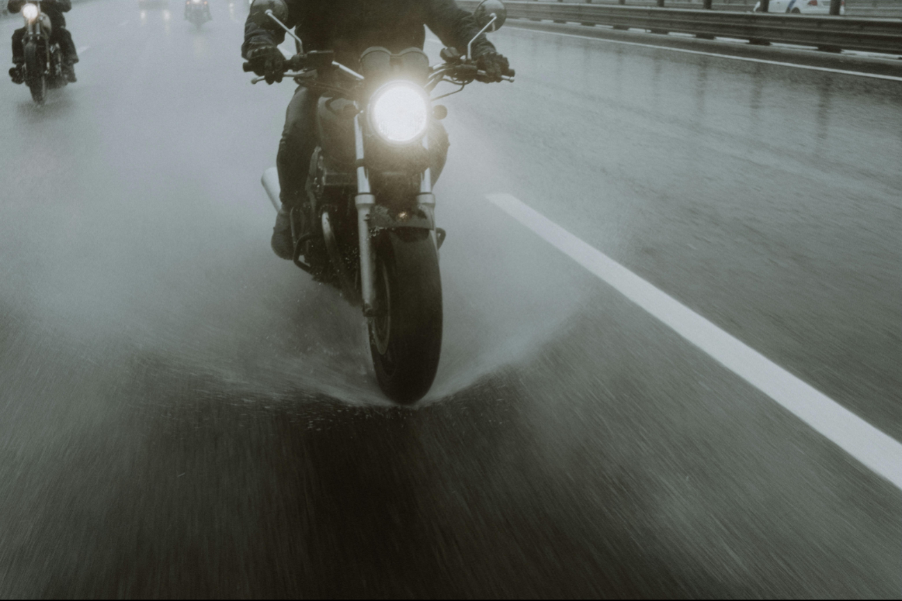 Motociclistas intentan ejecutar a peatón