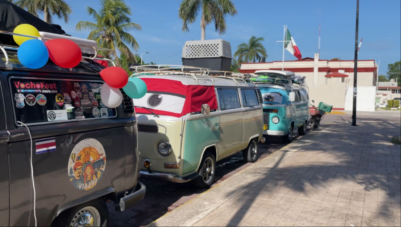 Caravana noventera de combis recorre la Ruta Maya y deslumbran en su paso por Champotón 