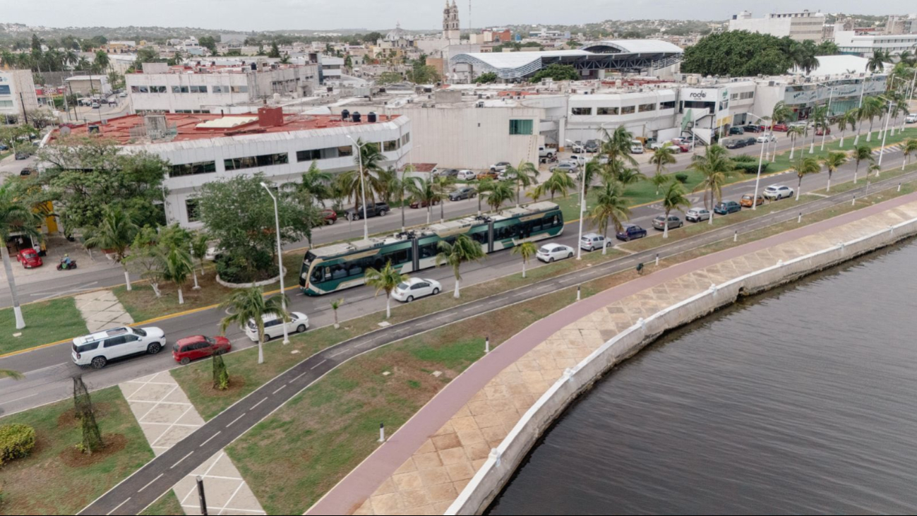 El sistema operará con cinco trenes eléctricos, con capacidad para 300 pasajeros por unidad y tecnología avanzada para garantizar seguridad y eficiencia El sistema operará con cinco trenes eléctricos, con capacidad para 300 pasajeros por unidad y tecnología avanzada para garantizar seguridad y eficiencia