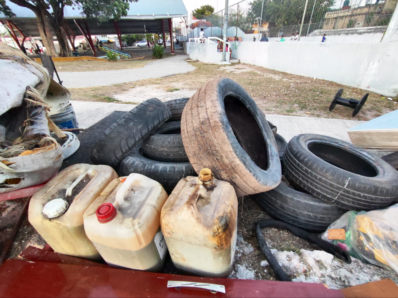 Bidones con aceite usado, llantas y demás basura fue tirada en el deportivo. Bidones con aceite usado, llantas y demás basura fue tirada en el deportivo.