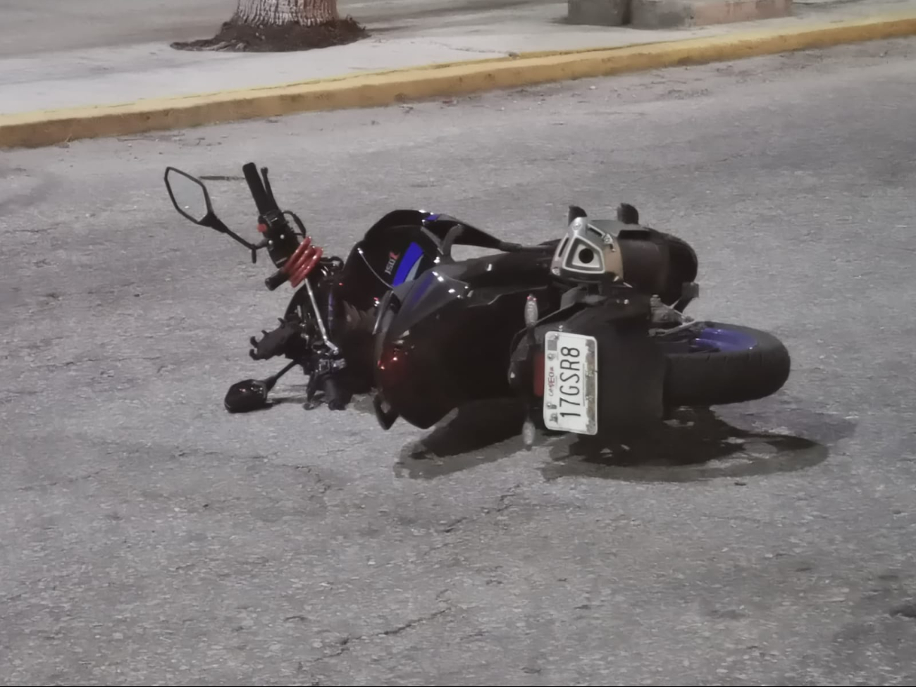 El conductor de una motocicleta Italika Z150 perdió el control al tomar la curva, lo que provocó el trágico impacto. El conductor de una motocicleta Italika Z150 perdió el control al tomar la curva, lo que provocó el trágico impacto.