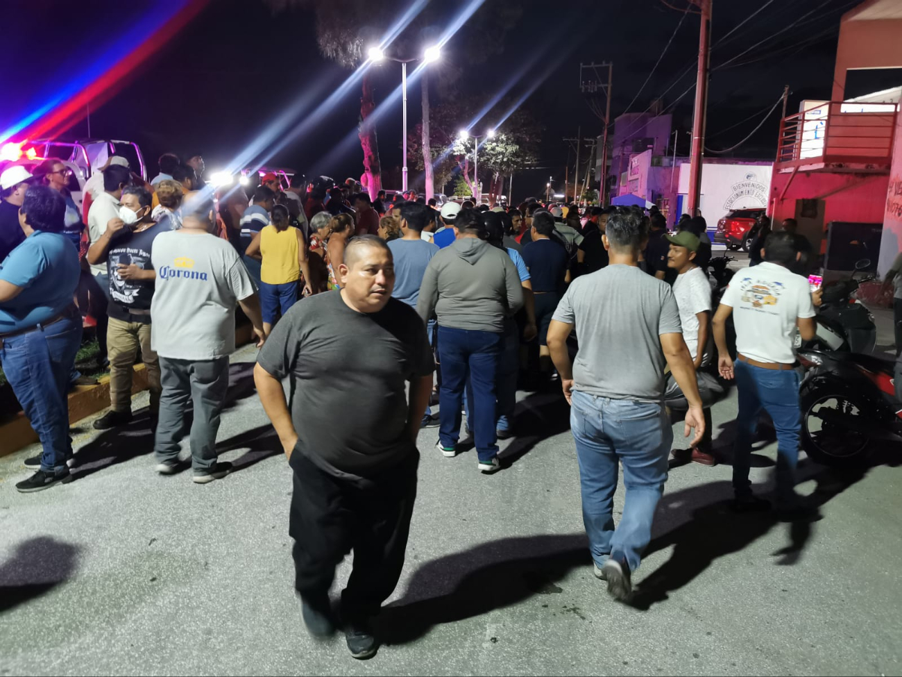 El gremio de taxistas bloqueó por más de siete horas el puente. El gremio de taxistas bloqueó por más de siete horas el puente.