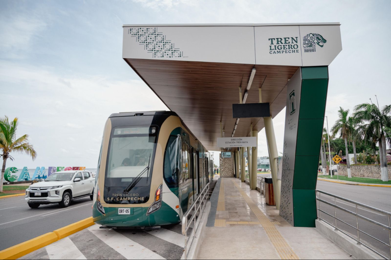 El Tren Ligero tendrá una extensión de 15.2 km con 14 estaciones, incluyendo paraderos en el Tren Maya, el Aeropuerto Internacional Ing. Alberto Acuña Ongay y el Centro Histórico El Tren Ligero tendrá una extensión de 15.2 km con 14 estaciones, incluyendo paraderos en el Tren Maya, el Aeropuerto Internacional Ing. Alberto Acuña Ongay y el Centro Histórico
