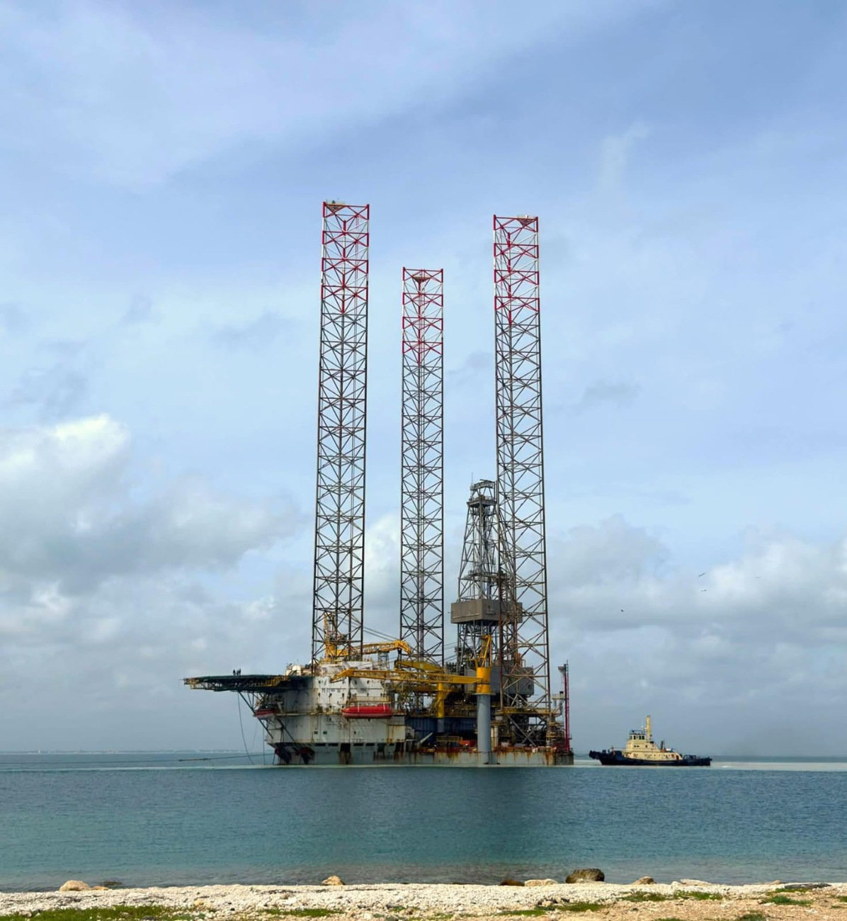 La torre de perforación Titania Fe llega al puerto para trabajos de mantenimiento especializado