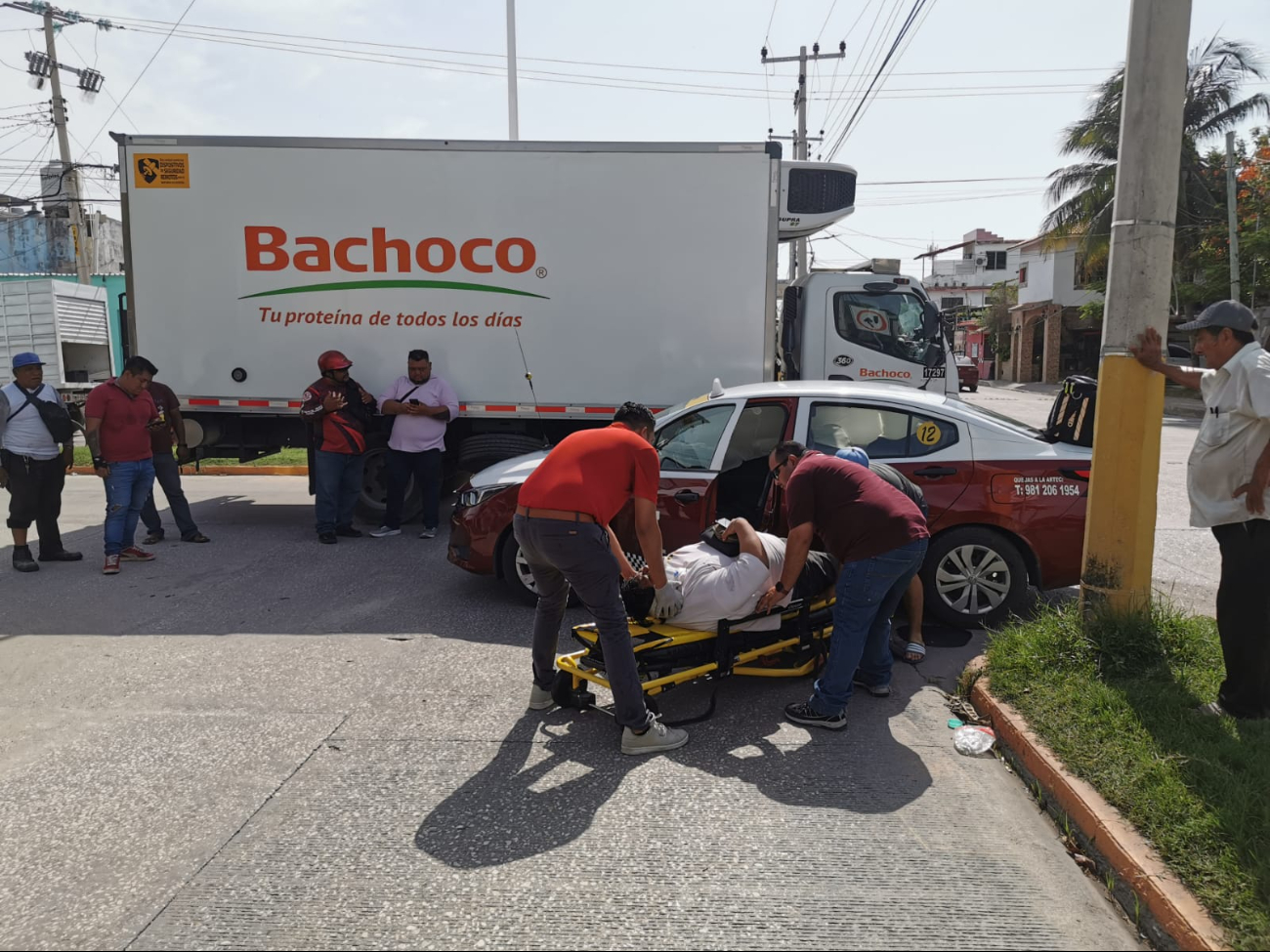 La zona fue acordonada por elementos de Tránsito Municipal mientras se realizaba el peritaje y el caso fue turnado a la Fiscalía por posible conducción imprudente. La zona fue acordonada por elementos de Tránsito Municipal mientras se realizaba el peritaje y el caso fue turnado a la Fiscalía por posible conducción imprudente.