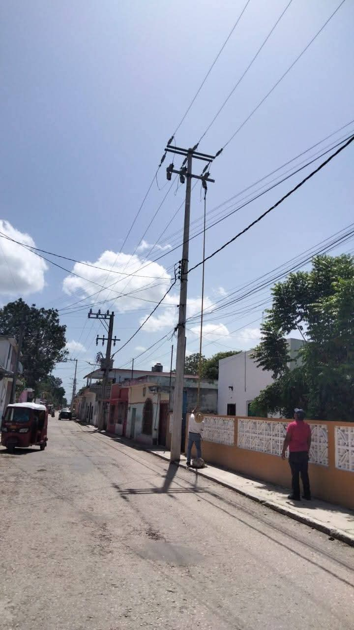 Los habitantes denuncian la falta de inversión de CFE en infraestructura, como transformadores y postes en mal estado, Los habitantes denuncian la falta de inversión de CFE en infraestructura, como transformadores y postes en mal estado,