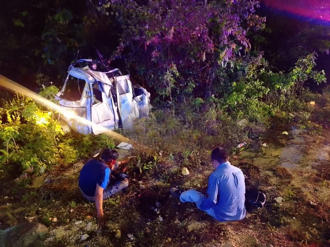 Los pasajeros y conductor del mototaxi fueron llevados a recibir atención médica Los pasajeros y conductor del mototaxi fueron llevados a recibir atención médica
