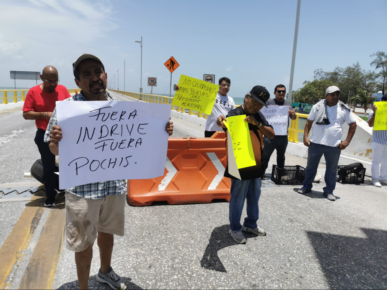 Taxistas bloquean el Puente Zacatal en Ciudad del Carmen; exigen acción contra transporte ilegal