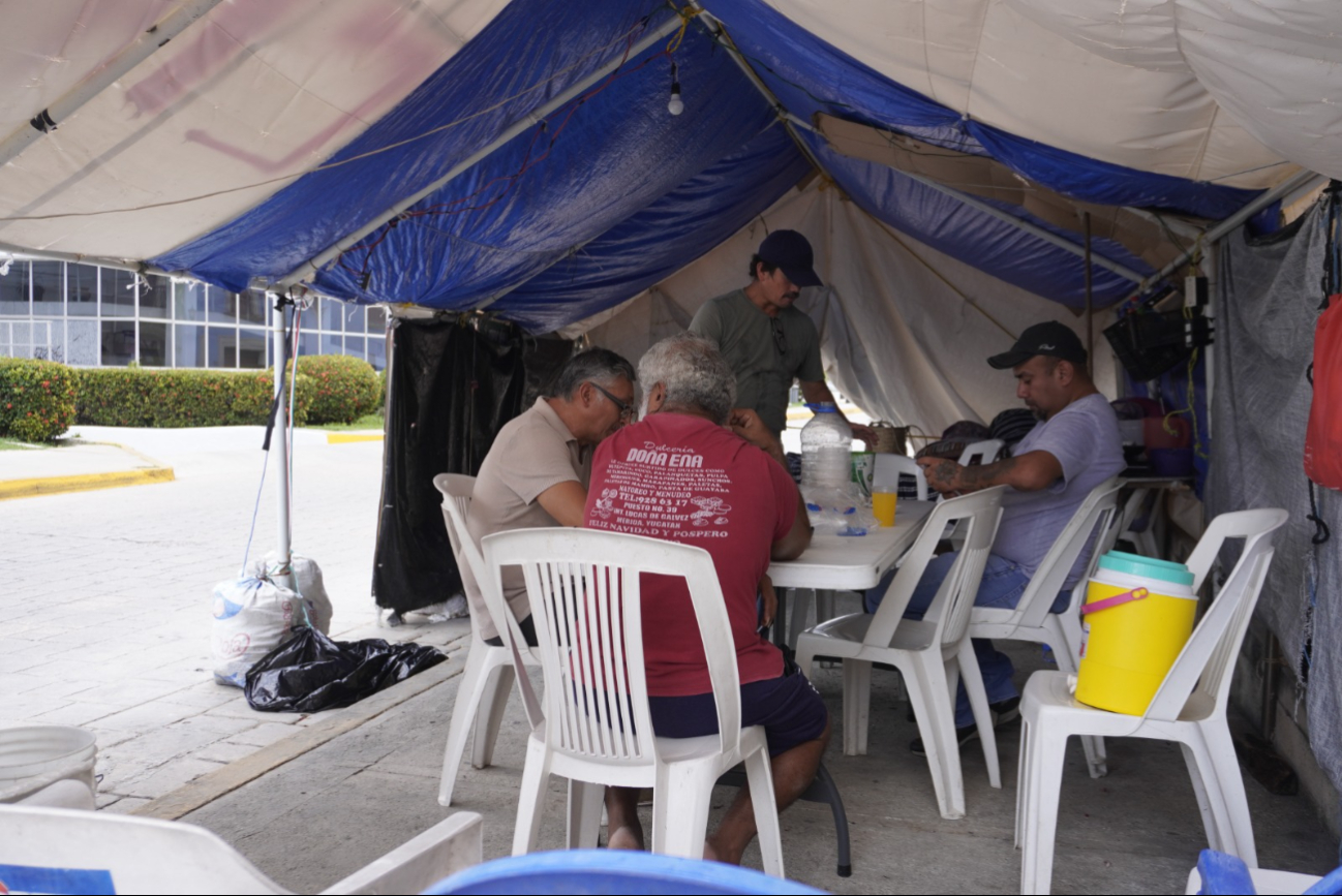 Exigen justicia laboral a 300 días de plantón frente al Ayuntamiento de Campeche