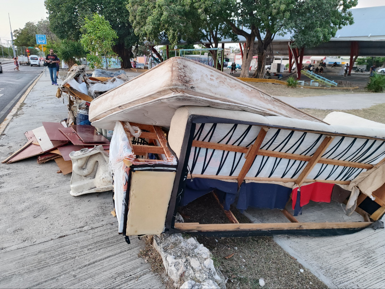 También abandonaron muebles, colchones y sillones en mal estado. También abandonaron muebles, colchones y sillones en mal estado.