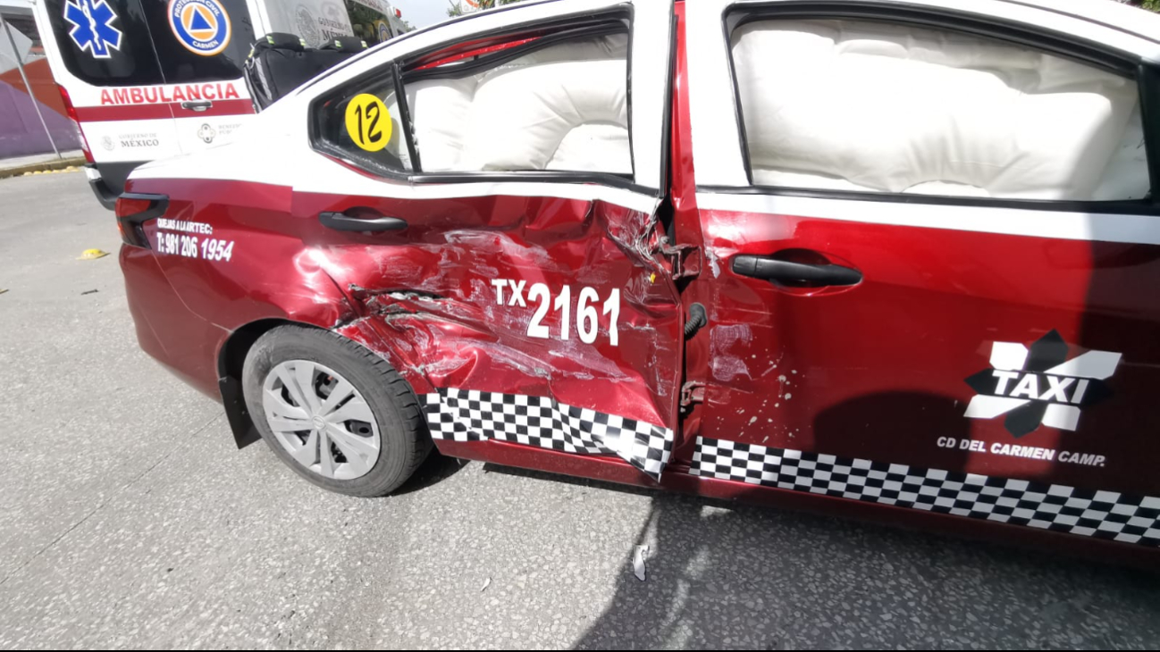 Un fuerte choque entre un taxi y un camión de Bachoco dejó dos personas lesionadas en la colonia Renovación segunda sección de Ciudad del Carmen Un fuerte choque entre un taxi y un camión de Bachoco dejó dos personas lesionadas en la colonia Renovación segunda sección de Ciudad del Carmen
