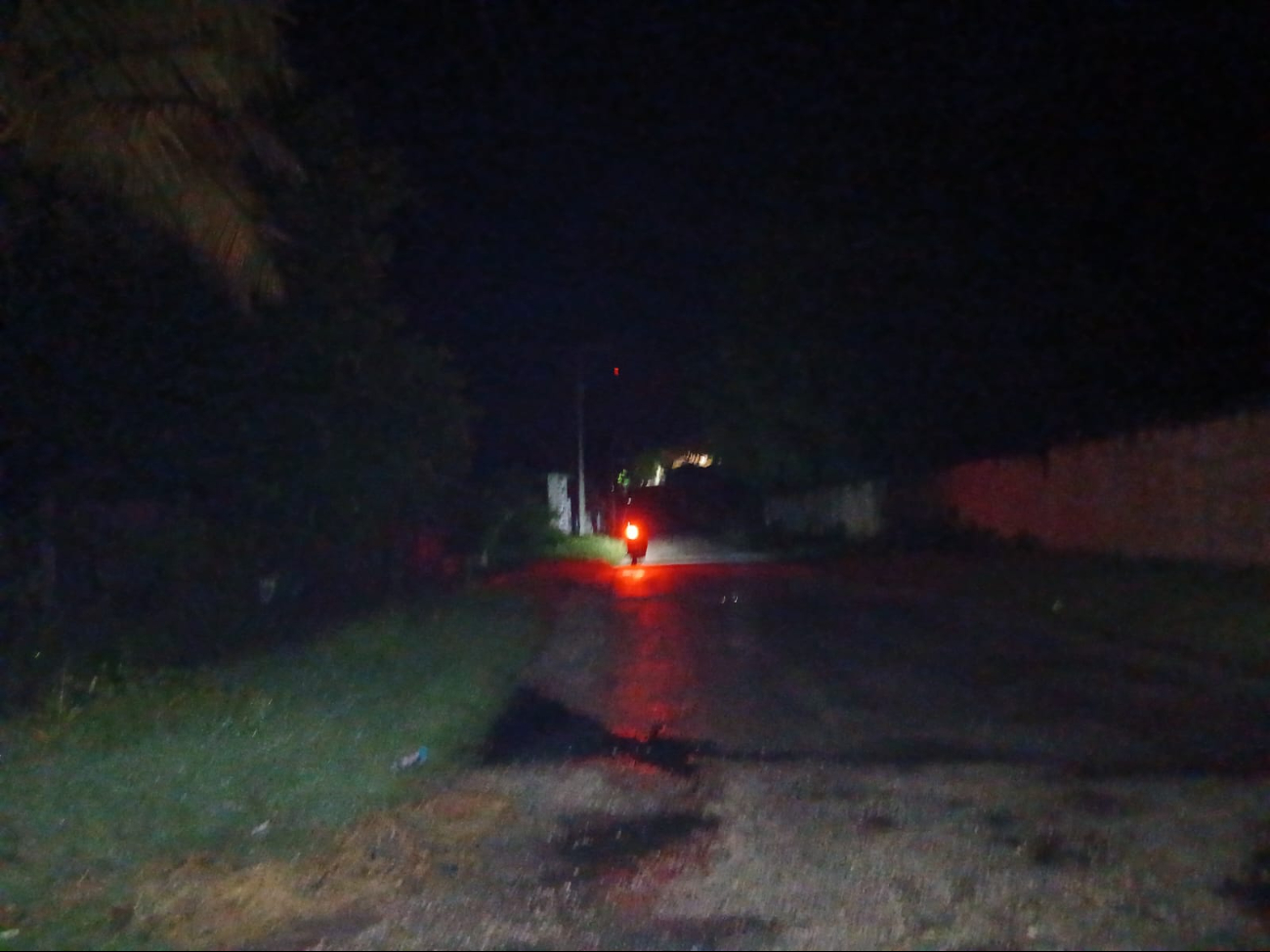 Vecinos enfrentan apagón, mosquitos e inseguridad por falla en transformador en Escárcega