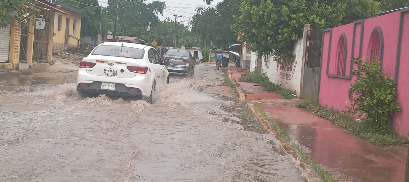 Aunque el nivel del agua alcanzó hasta 15 centímetros; las autoridades aseguraron que sólo registraron un llamado de apoyo, por una alcantarilla abierta