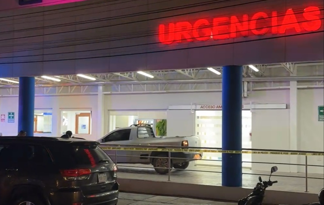 La camioneta que trasladó al herido quedó estacionada en el área de Urgencias. La camioneta que trasladó al herido quedó estacionada en el área de Urgencias.