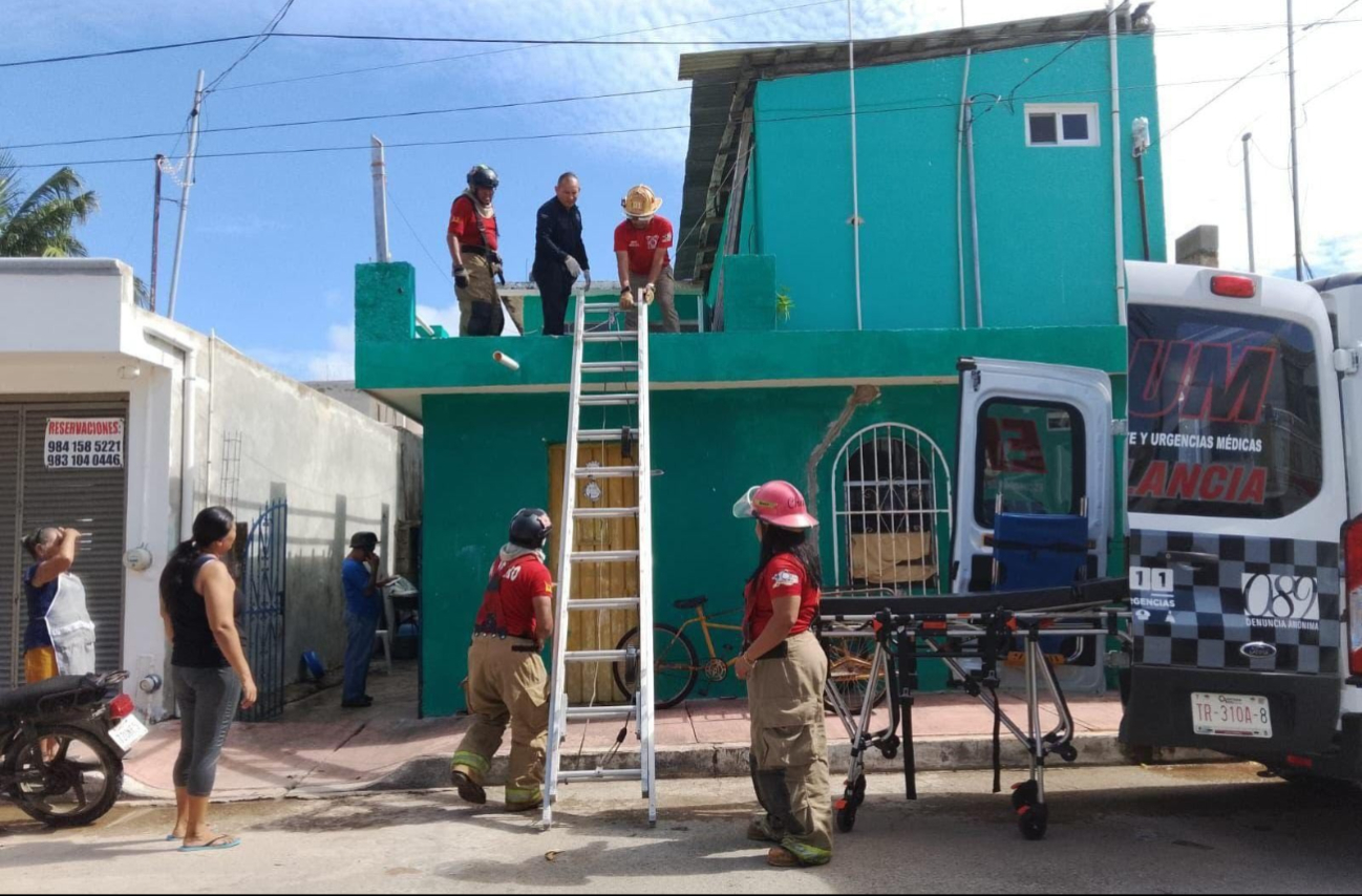 Los rescatistas utilizaron una escalera para bajar al adulto mayor lesionado.