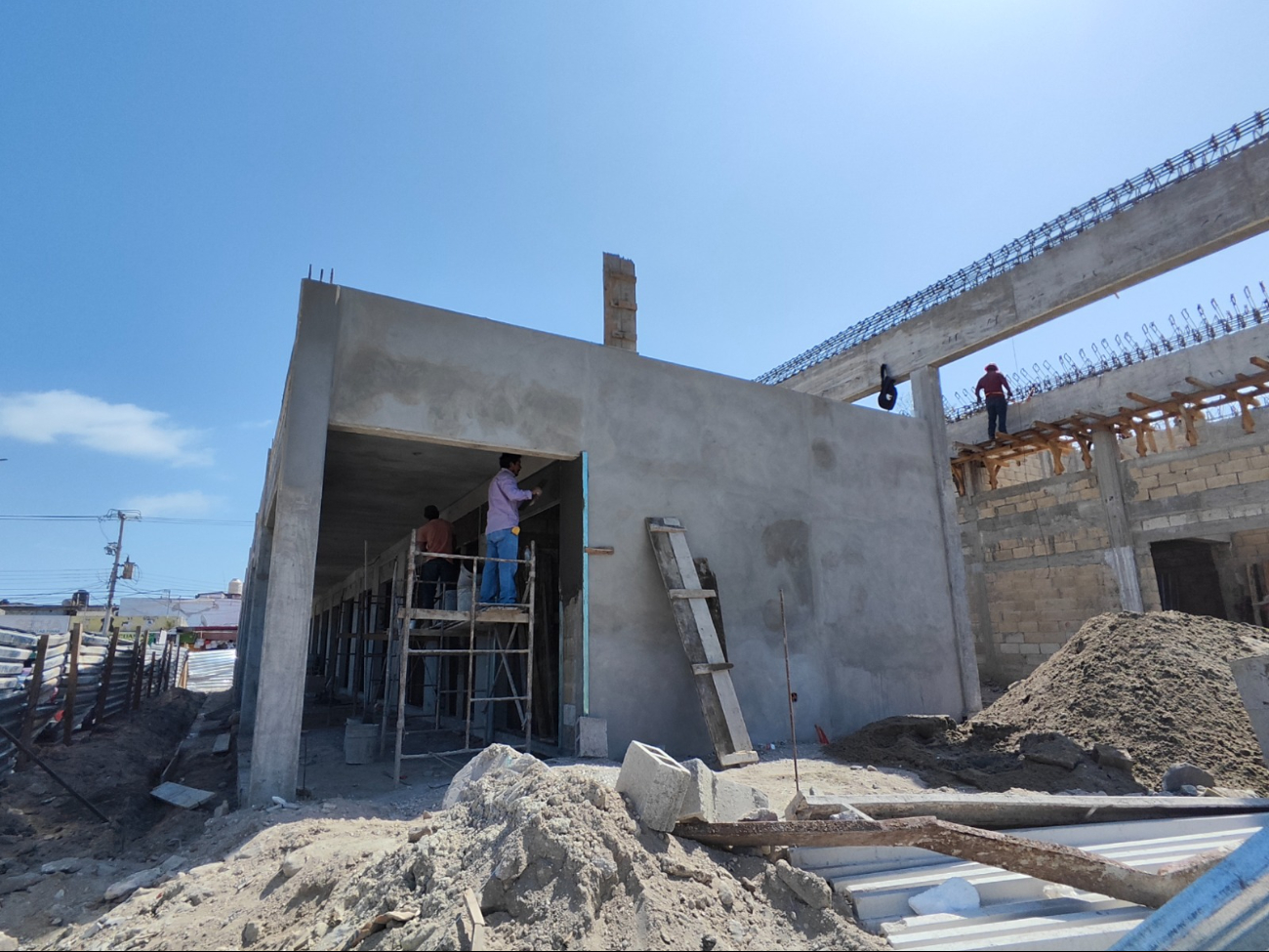 Obreros intentan sobrevivir con remodelaciones menores, pero la falta de liquidez los mantiene en situación crítica Obreros intentan sobrevivir con remodelaciones menores, pero la falta de liquidez los mantiene en situación crítica