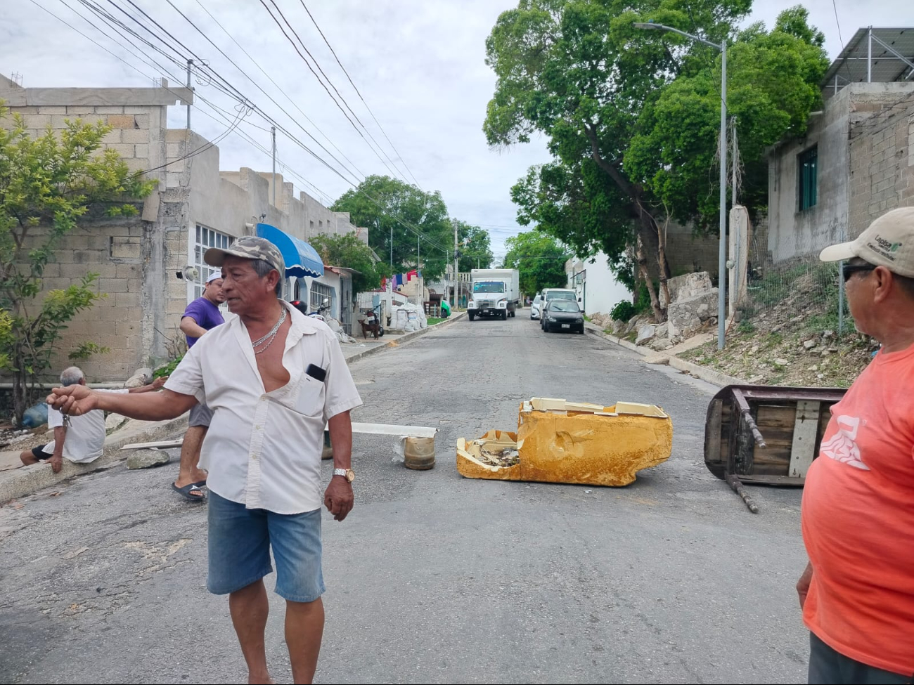 Prolongado apagón en colonia de Campeche afecta a enfermos y comerciantes;  exigen a la CFE restablecer energía eléctrica