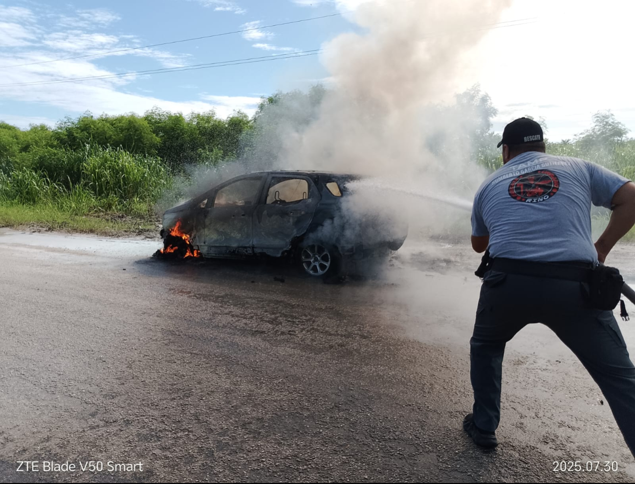 Se incendia unidad particular en Sac Xan, auxilian a conductor Se incendia unidad particular en Sac Xan, auxilian a conductor