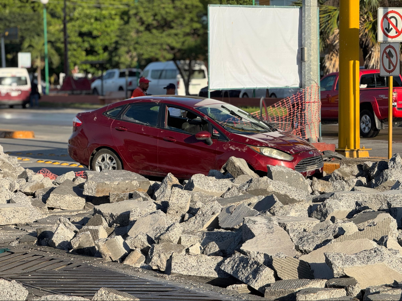 Auto termina sobre rocas por falta de visibilidad; conductor resultó ileso